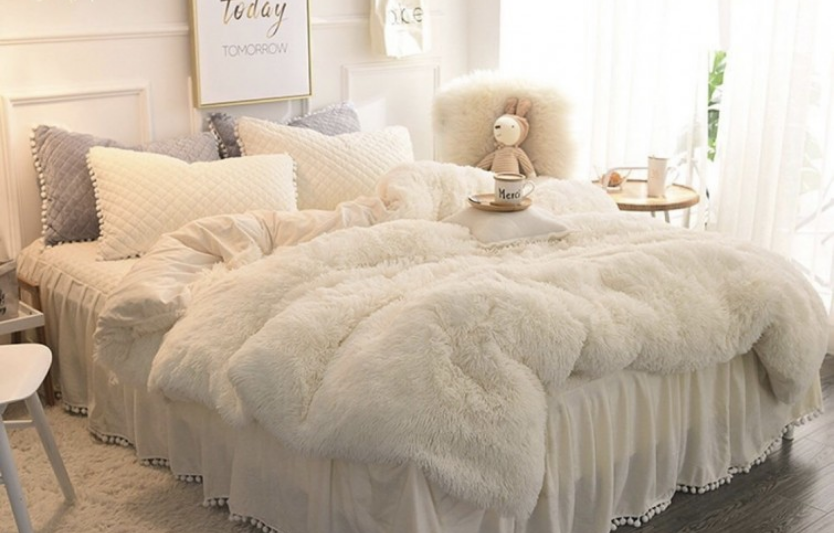 Покривало на ліжко і скатертина на стіл: практичний текстиль для дому