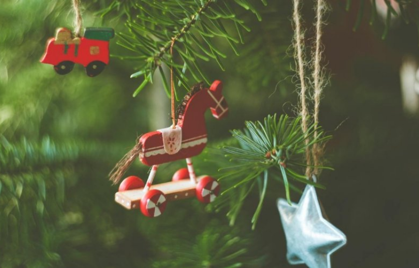 Ялинкові прикраси: сучасні тенденції декору 2025 року